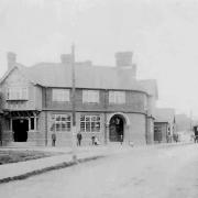 The Kings Head pub on Lougton's Kings Green c1905