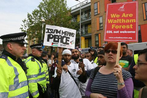 EDL march and counter protesters in Walthamstow. (1/9/2012) EL32283-23