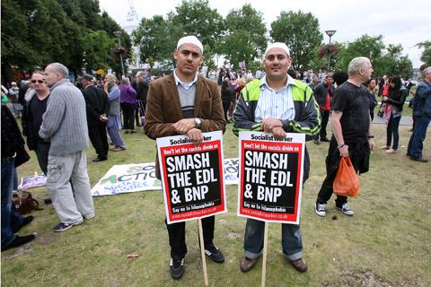 EDL march and counter protesters in Walthamstow. (1/9/2012) EL32283-7