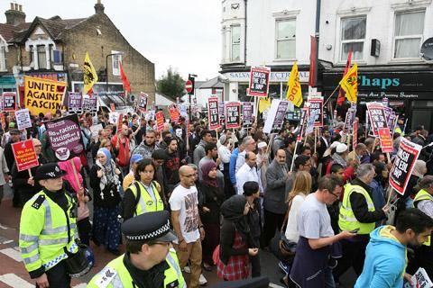 EDL march and counter protesters in Walthamstow. (1/9/2012) EL32283-14