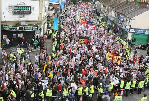 EDL march and counter protesters in Walthamstow. (1/9/2012) EL32283-15