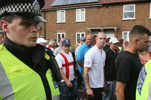 EDL march and counter protesters in Walthamstow. (1/9/2012) EL32283-16