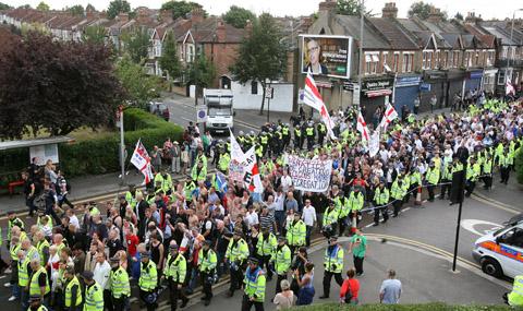 EDL march and counter protesters in Walthamstow. (1/9/2012) EL32283-22
