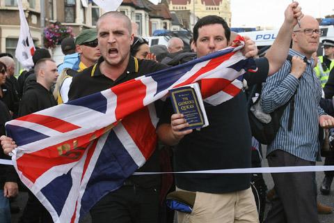 EDL march and counter protesters in Walthamstow. (1/9/2012) EL32283-25