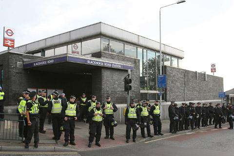EDL march and counter protesters in Walthamstow. (1/9/2012) EL32283-28
