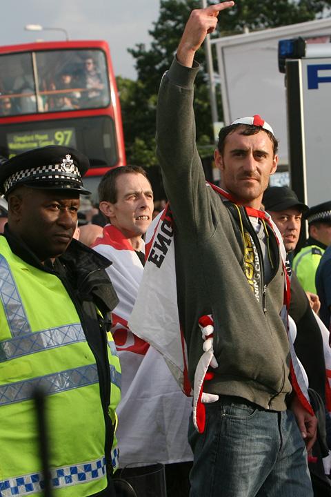 EDL march and counter protesters in Walthamstow. (1/9/2012) EL32283-52
