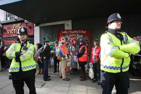 EDL counter-protest, Hoe Street, Walthamstow. (27/10/2012) EL33261-3