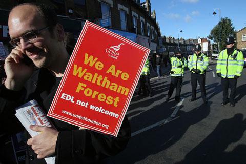 EDL counter-protest, Hoe Street, Walthamstow. (27/10/2012) EL33261-7