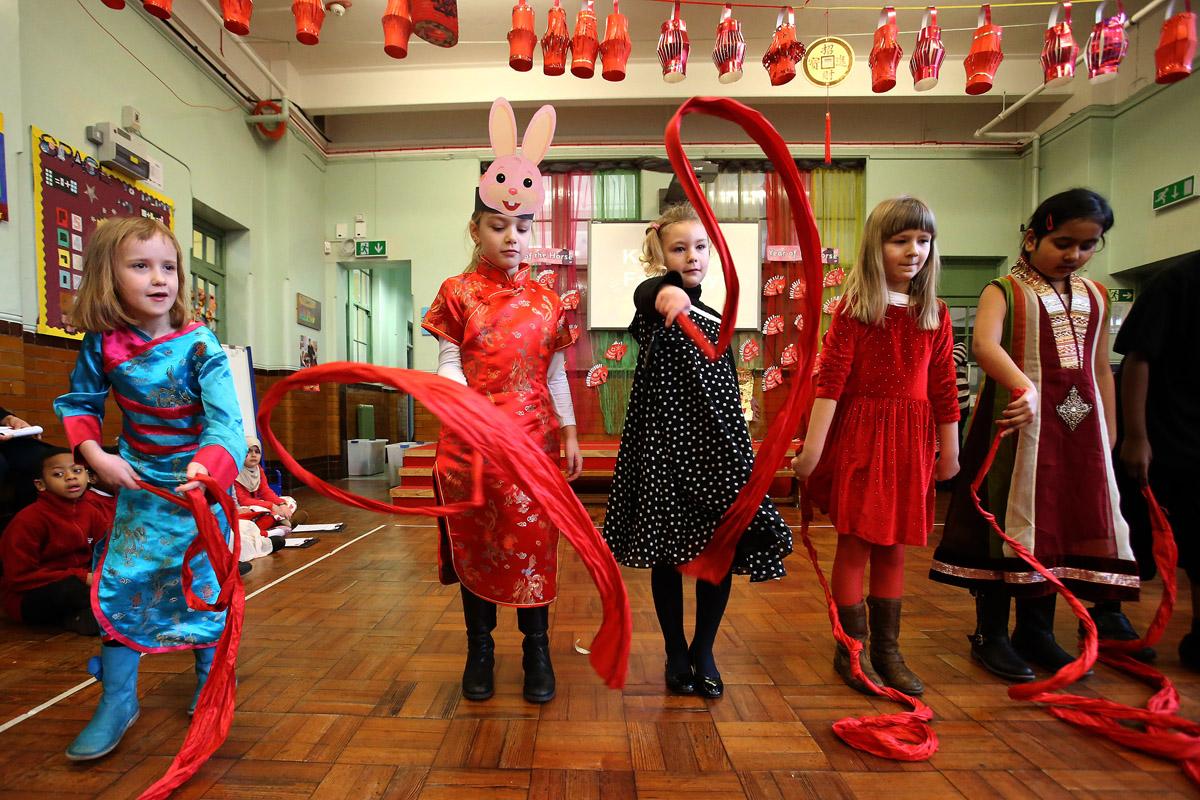 Children take part in special Chinese New Year assembly for parents at Mission Grove Primary School.  Buxton Road, Walthamstow. (31/1/2013) EL74814_10