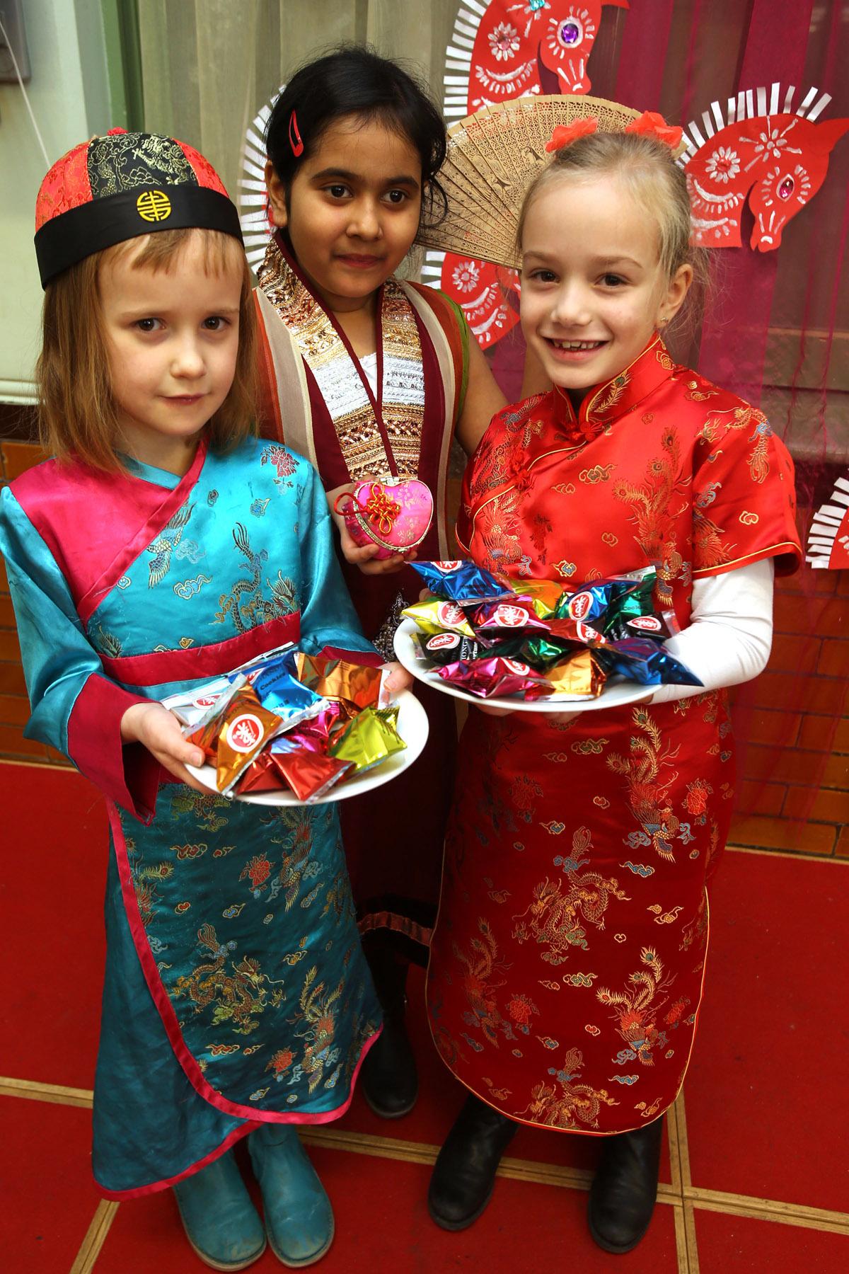 Children take part in special Chinese New Year assembly for parents at Mission Grove Primary School.  Buxton Road, Walthamstow. (31/1/2013) EL74814_15