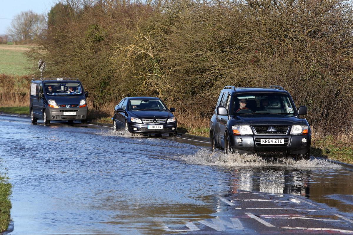 Cars drive through floodwater on the B184 in Fyfield. (1/2/2013) EL74953_1 