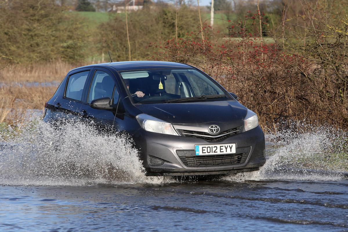 Cars drive through floodwater on the B184 in Fyfield. (1/2/2013) EL74953_2