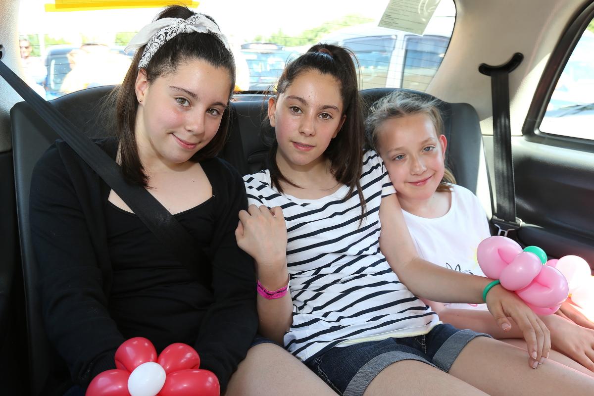 London Taxidrivers' Fund for Underprivileged Children took 300 very deserving children in a convoy of over 100 balloon decorated licensed London black taxis to Southend-on-Sea for a fun filled day. Starting at Sainsbury's in Chingford. East London. (1/7/2