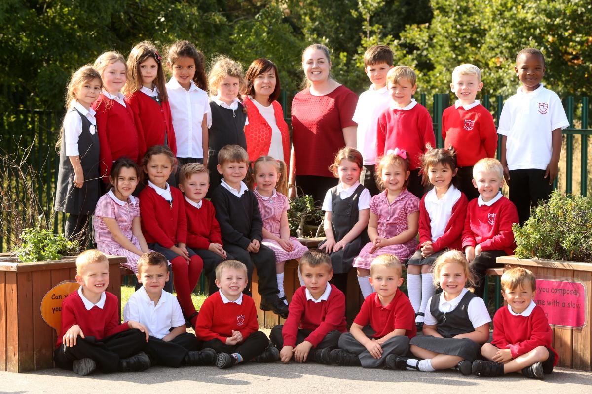 Red Reception Class at Leverton Infants School. Waltham Abbey, Essex. (2/10/2015) EL85303_2