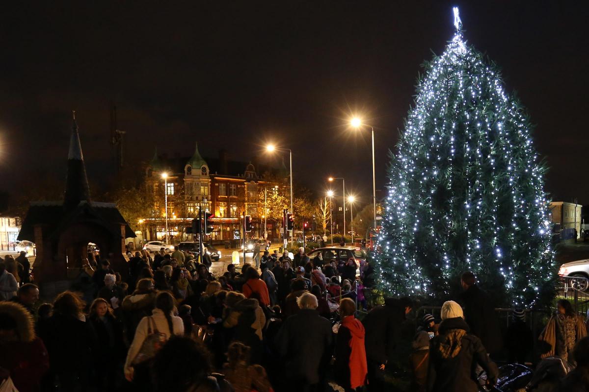 Crowds gathered for Wanstead Christmas tree lights switch on, George Green. Wanstead. (27/11/2015) EL86060_2