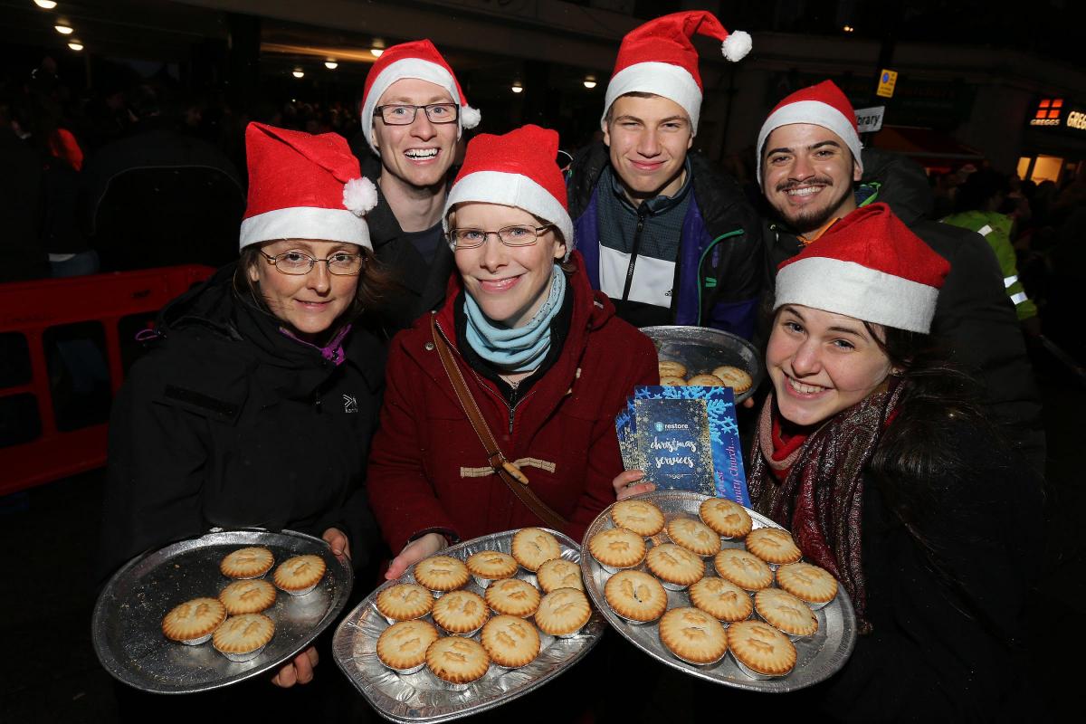 Restore Community volunteers give away mince pies at the switch on of the Christmas Lights in Debden Broadway. Loughton, Essex.  (27/11/2015) EL86300_3