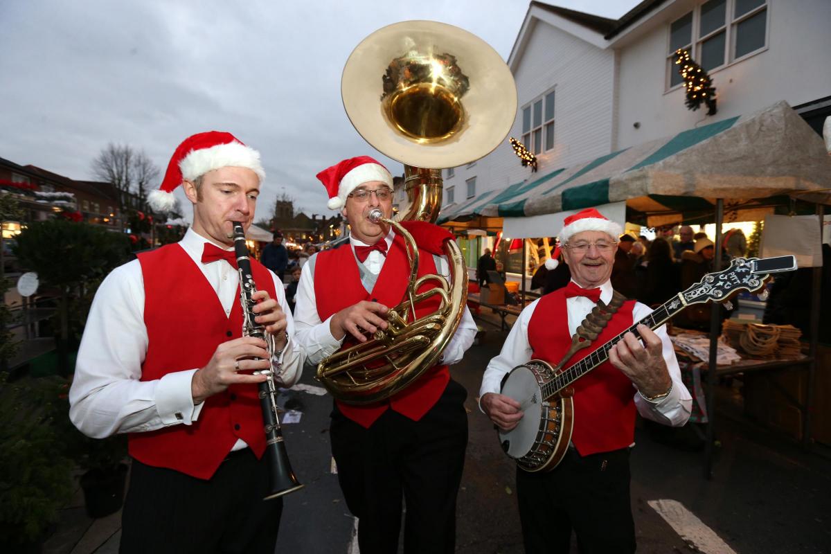 Festive musicians play for shoppers in Epping's Christmas Market in the High Street on Friday. Epping, Essex. (4/12/2015) EL86285_1