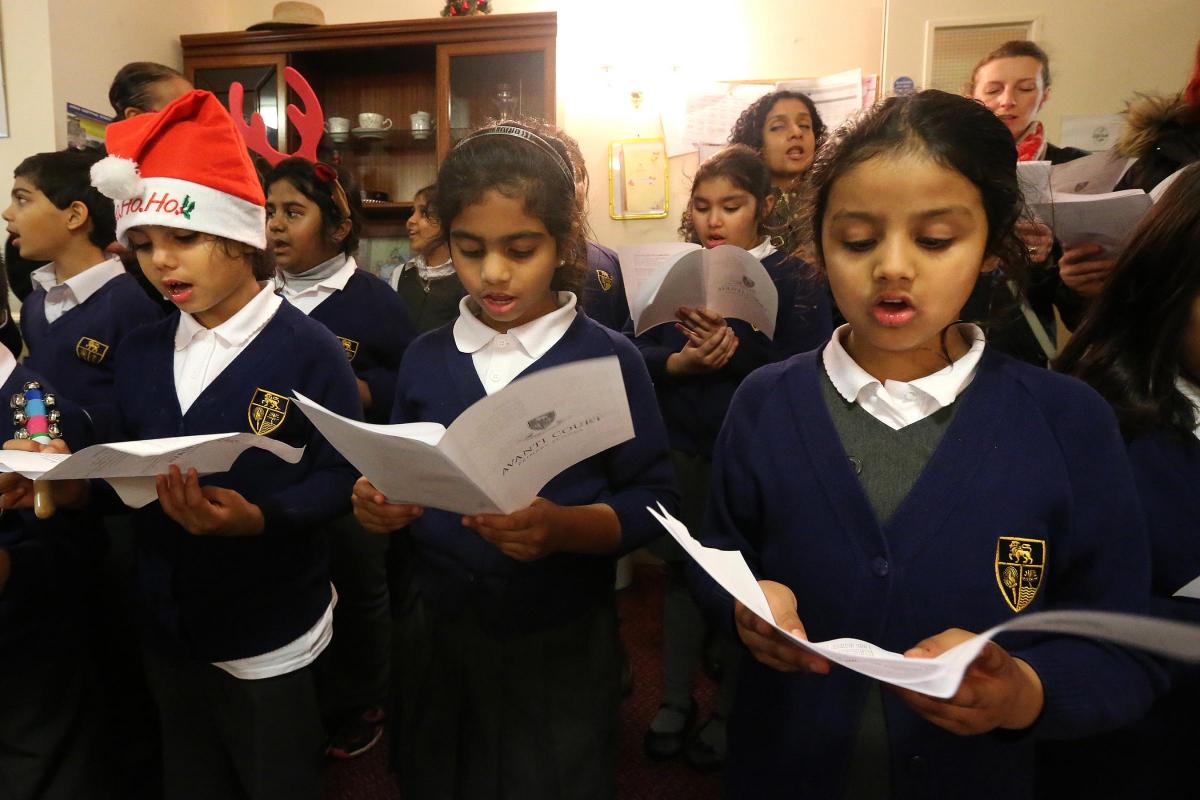 Year 3 & 4 children from Avanti Court Primary School in Barkingside visited Springfield Care Centre to sing carols to residents. Barkingside/Newbury Park.  (15/12/2015) EL86289_3