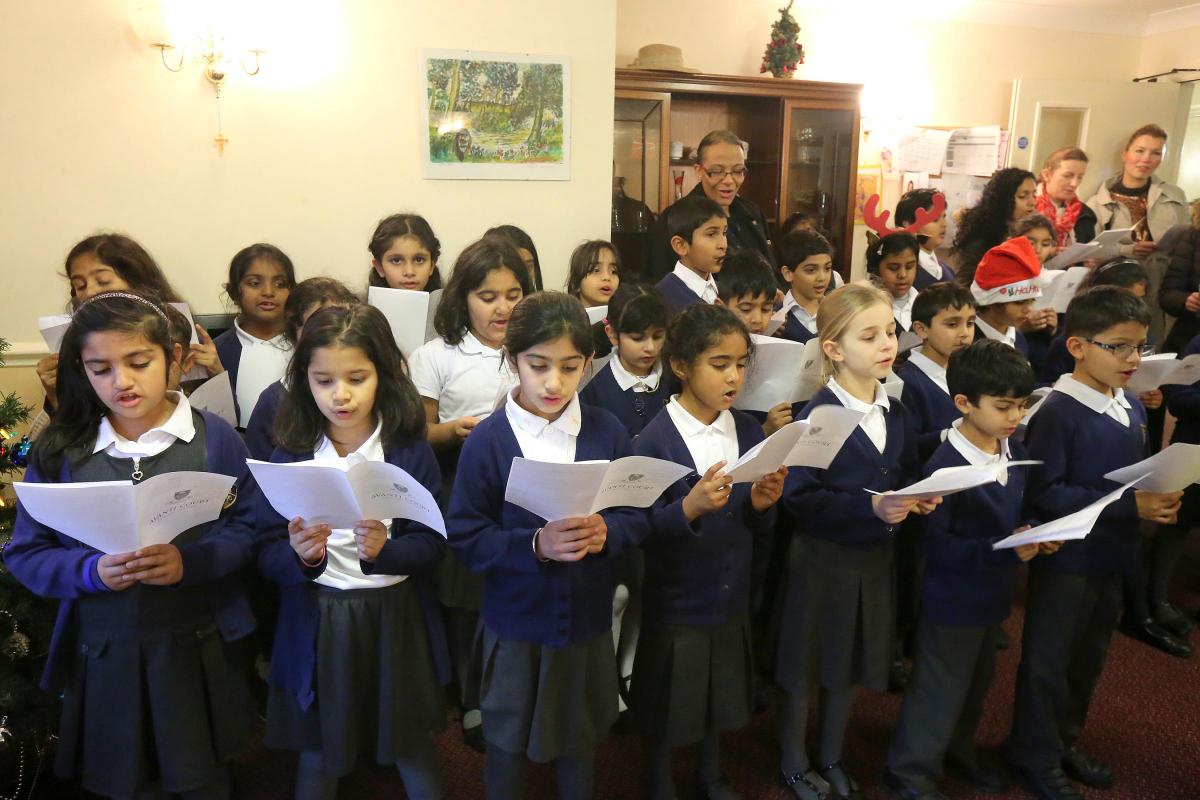 Year 3 & 4 children from Avanti Court Primary School in Barkingside visited Springfield Care Centre to sing carols to residents. Barkingside/Newbury Park.  (15/12/2015) EL86289_2