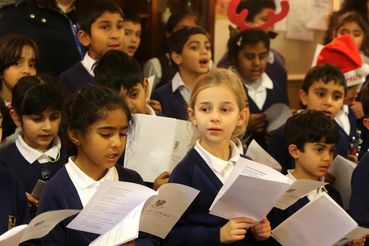 Year 3 & 4 children from Avanti Court Primary School in Barkingside visited Springfield Care Centre to sing carols to residents. Barkingside/Newbury Park.  (15/12/2015) EL86289_1
