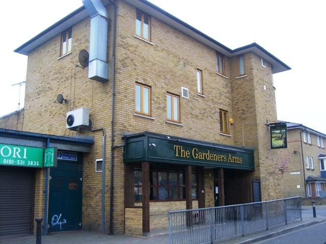 
The Gardeners Arms was situated at 18 Burnside Avenue. This pub closed in 2010.