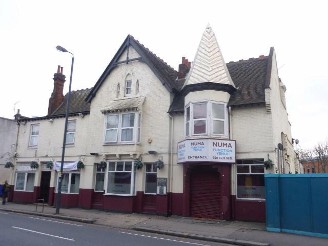 The Three Blackbirds was situated at 640 High Street and closed in 2007. Now used as the Taj Mahal Banqueting Suite.