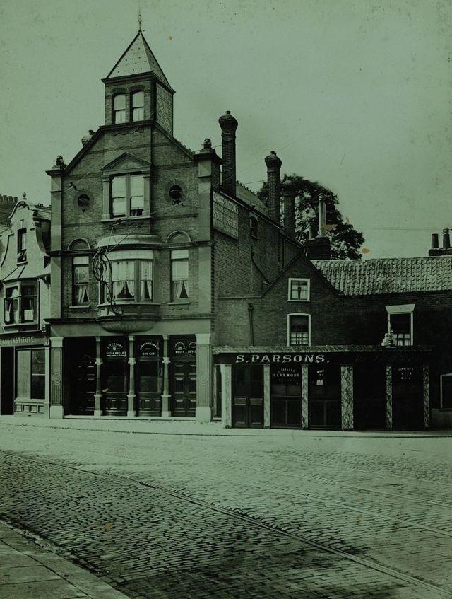 The Lion & Key was situated at 475 High Road. This was probably the first established pub in Leyton, possibly dating from as early as 1300.  It was acquired by Charrington’s in 1908 and substantially rebuilt in 1936.  Closure came in 2009.