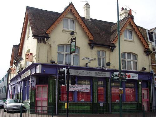 
The Thatched House was situated at 245 Leytonstone High Road. This pub was also known as the All Seasons. Now used as a betting shop (see photo below).