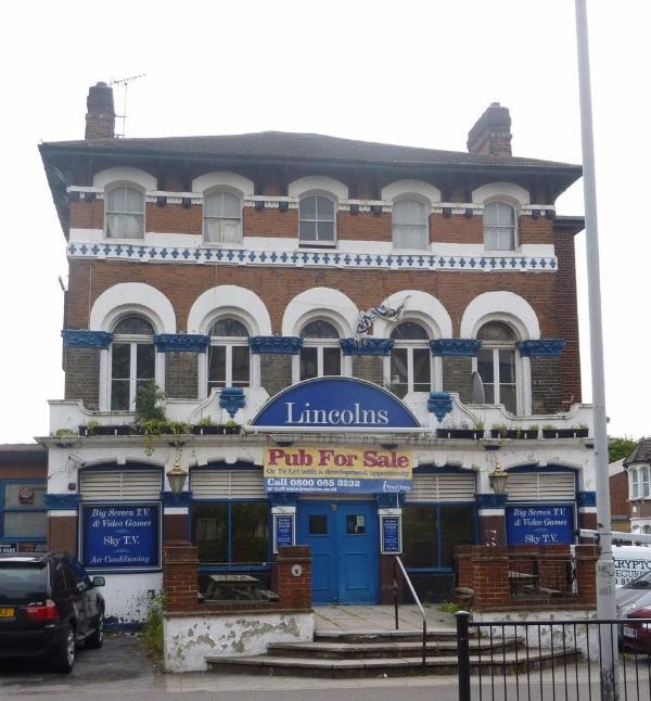 Lincolns was situated at 566 High Road.

This pub was built in 1870 and called the Elms.  It was, by the 1950s at least, a Watney’s pub.  It was renamed the Lincoln in around 1986 and further renamed Big Hand Mo’s in 1996.  It reverted to Lincolns i