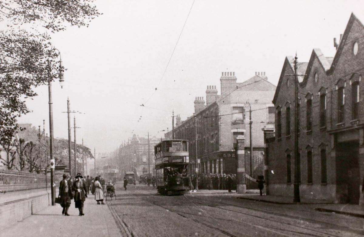 Lea Bridge Road, Leyton, looking towards Bakers Arms, around 1923 (Picture: Vestry House Museum archive)