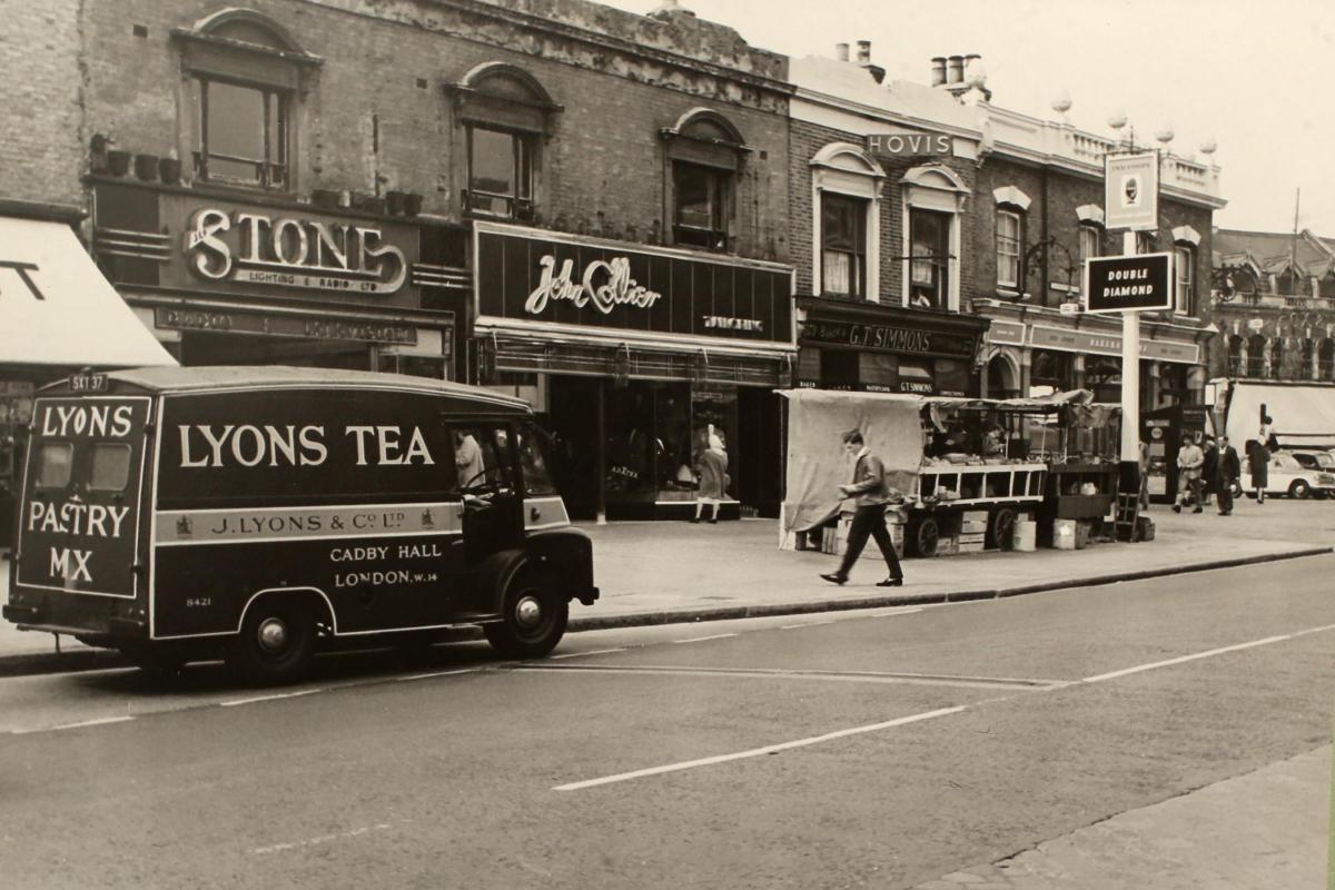 Lea Bridge Road, Leyton, near the Bakers Arms in 1960 (Picture: Vestry House Museum archive)