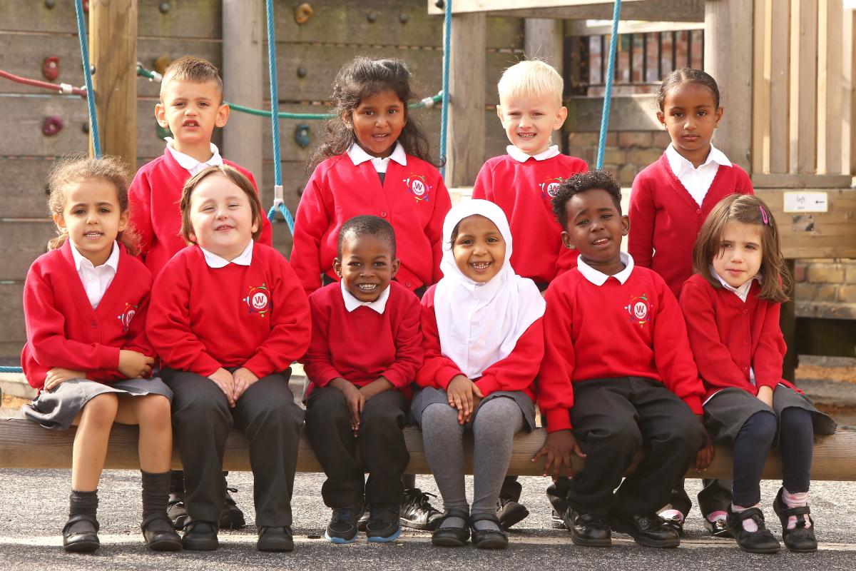 Children from Redwood and Cedar Reception Classes at Woodside Primary Academy. Walthamstow. (19/9/2016) EL89151_1
