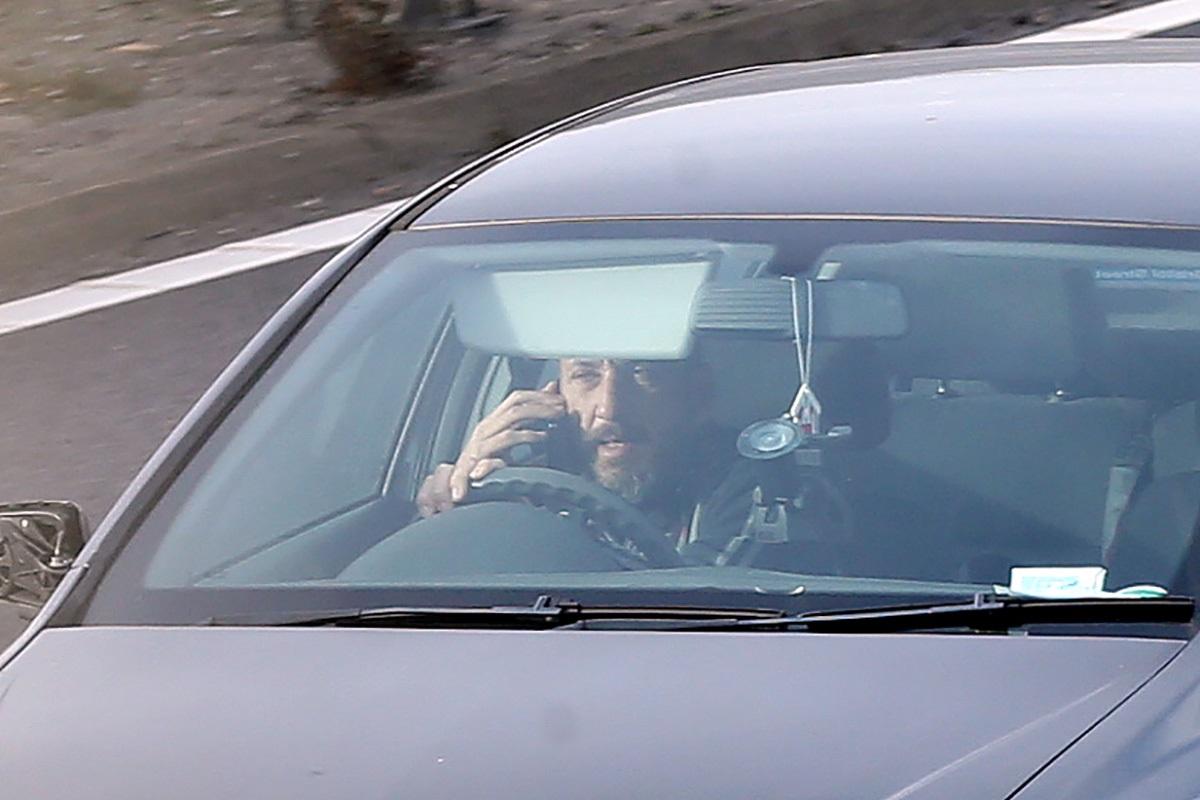 With one hand on the steering wheel and another on his phone, this driver doesn't even realise he's being filmed