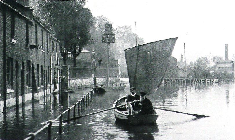 Flooding in June 1903 on the River Lee Navigation at The Robin Hood Tavern, Spring Hill, Clapton. Photo: The Tatler 