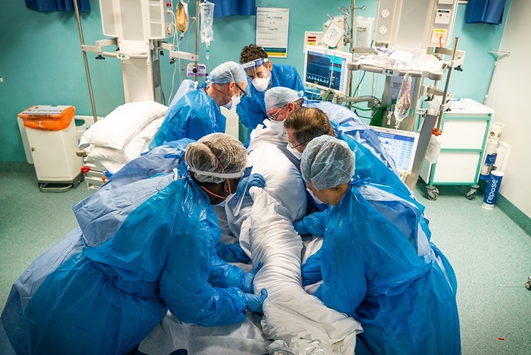 A proning team working together to ‘prone’ a patient – lie them on their front to improve their breathing. Photo: Karen Chui