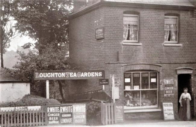 Loughton Tea Gardens c1905. Credit: Gary Stone