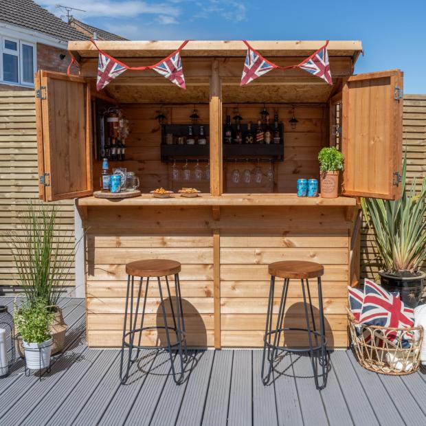 East London and West Essex Guardian Series: Wooden Shiplap Garden Bar. Credit: The Range